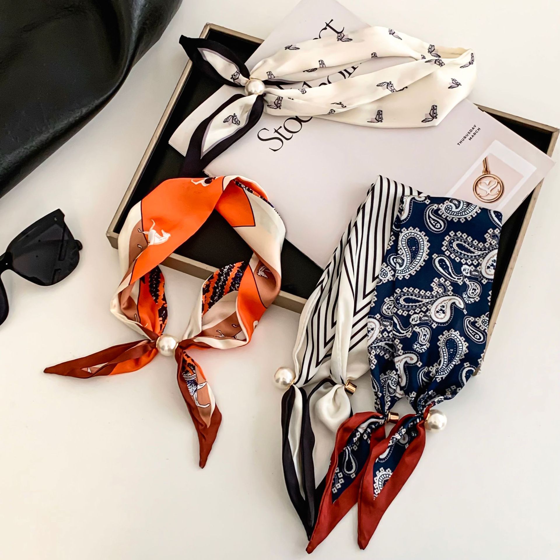 Cashew Flower Silk Scarf Effor - Pearl Trim Chain のレビューと価格